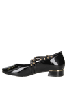 Zapato de cuero negro con textura lisa y tacón bajo, combina comodidad y sofisticación.