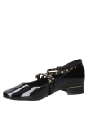 Calzado de charol negro con ojales dorados en las correas, ideal para eventos formales.