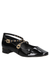 Zapato negro de cuero para mujer con hebillas doradas y correas cruzadas, estilo casual elegante.