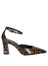 Punta afilada en zapato de cuero animal print, estiliza el pie y aporta refinamiento.