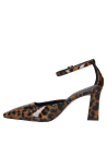 Tacón ancho de altura media en zapato animal print, estabilidad y comodidad con estilo audaz.