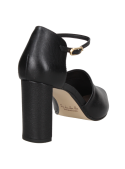 Zapato de cuero negro para mujer, ideal para eventos formales y estilo minimalista.