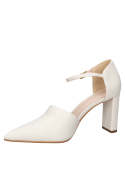 Zapato blanco de cuero para mujer con punta afilada, ideal para eventos formales y estilo casual chic.