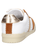 zapatilla multicolor de cuero para mujer con base blanca y detalles marrones y dorados en diseño casual elegante