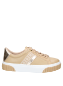 moderna zapatilla de cuero beige para mujer con contraste entre suela blanca y franja dorada