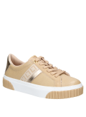 sofisticada zapatilla athleisure beige de cuero con suela blanca y elementos dorados