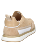 Zapatilla casual beige de mujer, mezcla de textil calado y cuero, con suela blanca y detalles elegantes.