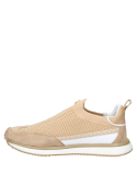 Zapatilla urbana beige con pieza metálica dorada, textil calado y cuero, ideal para estilo athleisure.