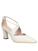 Zapato de cuero blanco para mujer, estilo atemporal con correa en el empeine y tacón cómodo.