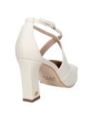 Elegante zapato de cuero blanco para mujer, ideal para eventos formales con sujeción en el tobillo.