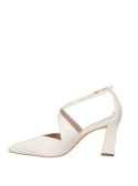 Zapato blanco de cuero para mujer, diseño clásico con correa decorativa y tacón estable.