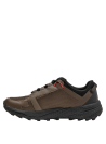 zapatilla marrón con diseño robusto y deportivo para actividades al aire libre