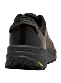 zapatilla café de trail running para hombre con detalles en negro y acentos rojos