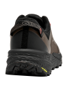 zapatilla café de trail running para hombre con detalles en negro y acentos rojos