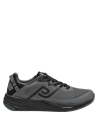 Zapatilla gris versátil con diseño moderno y detalles negros para uso diario.
