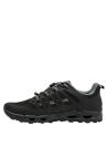 zapatilla negra de hombre estilo athleisure con ojales grises y ajuste cómodo para trekking