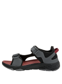 Calzado outdoor gris oscuro con detalles rojos, diseño cómodo y resistente para actividades al aire libre.
