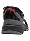 Sandalia gris oscura de hombre con detalles en negro y rojo, diseño robusto y moderno para actividades outdoor.
