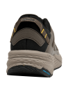zapatilla café de hombre, estilo running, con detalles negros y amarillos, ideal para actividades urbanas.