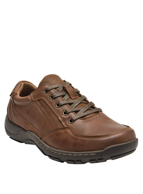 Calzado masculino casual en cuero marrón con textura lisa y ojales metálicos.