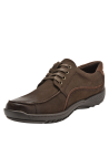 Costuras visibles en zapato casual de cuero marrón oscuro para hombre.