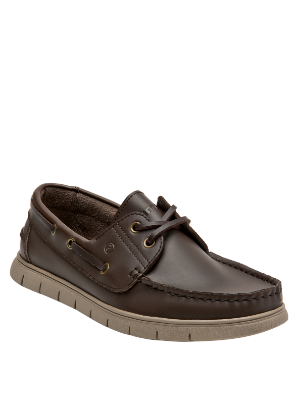 Calzado masculino de cuero marrón oscuro con diseño clásico, perfecto para combinar con jeans o chinos.