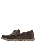 Elegante mocasín náutico de cuero marrón oscuro, ideal para ocasiones informales y eventos al aire libre.