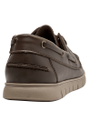 Mocasín náutico de cuero marrón oscuro para hombre con cordones de cuero y ojales metálicos dorados.