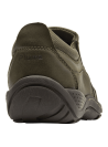 Mocasín de cuero marrón oscuro para hombre con costura decorativa y diseño elegante.