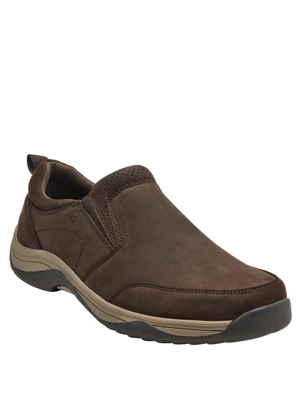 Zapato de cuero marrón para hombre, casual y refinado, con textura aterciopelada y detalles en costura.