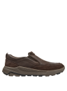 Zapato de cuero marrón oscuro para hombre, minimalista y atemporal, adecuado para reuniones laborales.