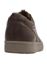 zapatilla casual de cuero marrón oscuro para hombre con costuras visibles y cordones a juego