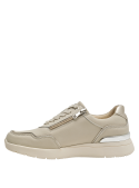 Zapatilla deportiva de cuero beige para mujer, ideal para un look contemporáneo.