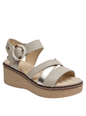 Versátil sandalia de cuero beige para mujer, complemento ideal con bolso de rafia.