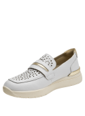 Mocasín de cuero blanco para mujer, ideal para combinar con jeans o pantalón sastre.