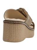 Sandalia beige de cuero para mujer con plataforma plana y punta abierta.