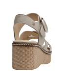 Cuero beige minimalista en sandalia casual para mujer, ideal para día o noche.