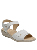 Sandalia blanca de cuero con estructura definida y silueta limpia.