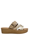 Sandalia beige casual para mujer, diseño neutro y versátil, perfecta para estilos relajados.