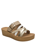 Sandalia plana beige para mujer, ideal para looks off-duty, combina con prendas variadas.