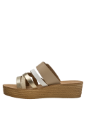 Sandalia beige para mujer, estilo casual, suela plataforma plana, material sintético fácil de cuidar.