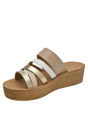Sandalia casual beige para mujer, diseño sobrio, versátil para combinaciones diarias.