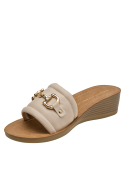 Sandalia beige de mujer con punta abierta y taco cuña de 4 cm, diseño casual y versátil.