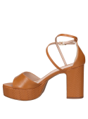 Detalle del taco bloque de 8 cm en sandalia camel de cuero.