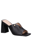 Taco de 8 cm en sandalia negra para mujer, ideal para salidas.