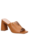 Sandalia camel de cuero con terminaciones prolijas, ideal para clima templado.