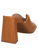 Taco de 8 cm en sandalia camel, cuero y estilo casual.
