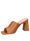 Sandalia camel de cuero con taco bloque para mujer, diseño minimalista y punta abierta.