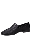 Mocasín negro de cuero para mujer con punta redonda y taco plano, ideal para un look casual.