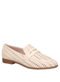 Calzado clásico de cuero beige para mujer, ideal para looks formales y casuales.